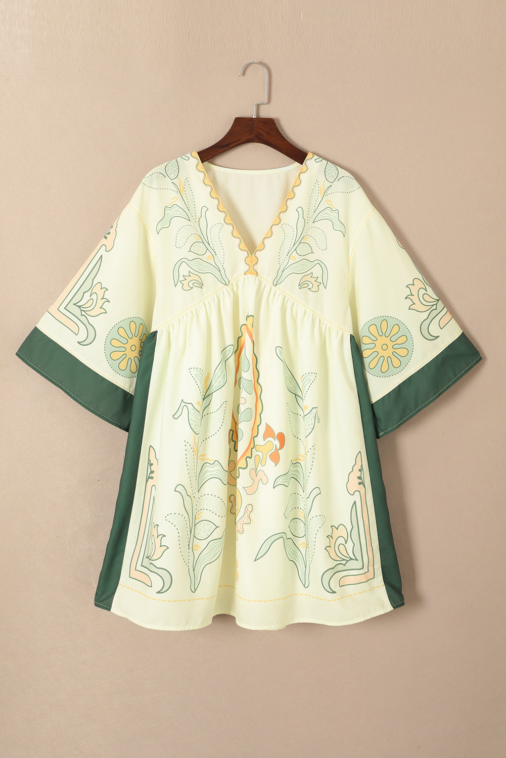 Mehrfarbiges, kurzes Kimonokleid mit Boho-Print und V-Ausschnitt und Empire-Taille