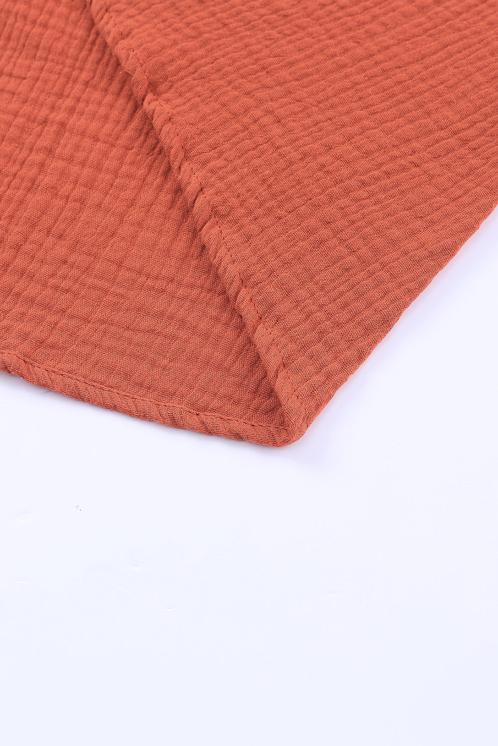 Robe nuisette marron texturée en crochet sur le devant