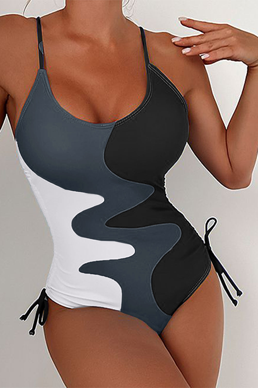 Schwarzer, bedruckter Badeanzug mit Kordelzug an den Seiten und Farbblockdesign