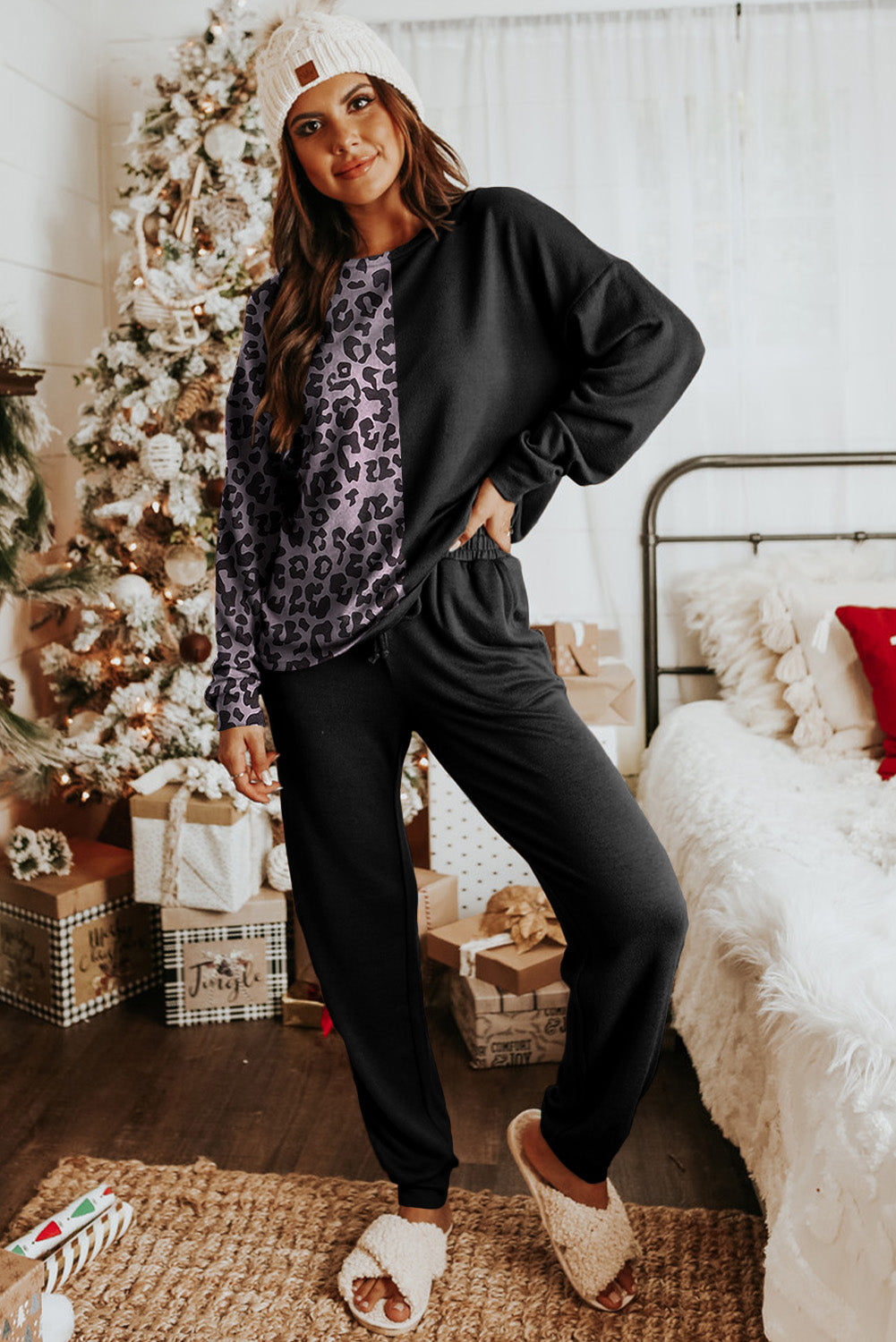 Outfit aus langärmligem Pullover und Jogginghose mit schwarzem Kontrast-Leopardenmuster