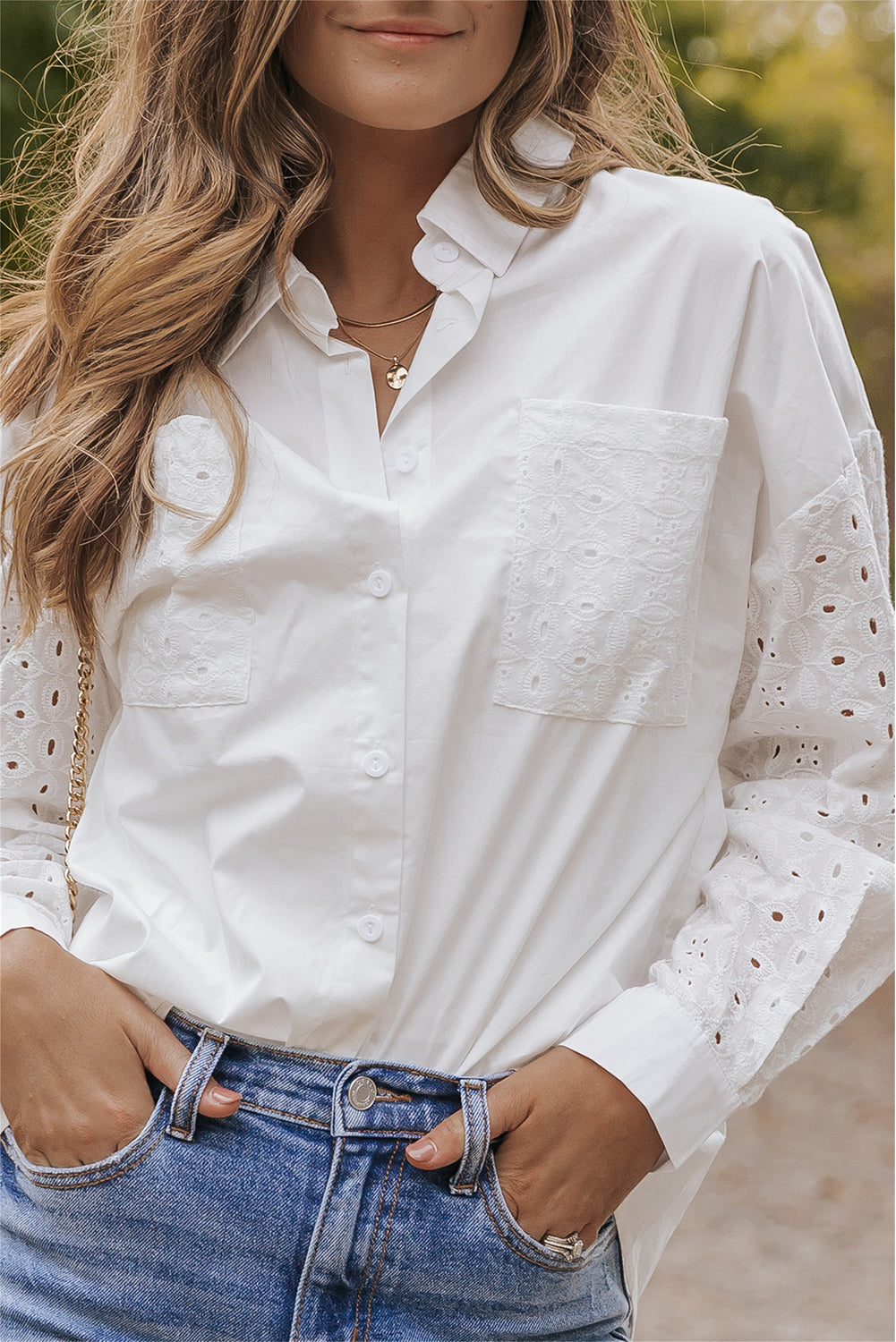 Bijela čipkasta košulja s džepovima na prsima i kopčanjem