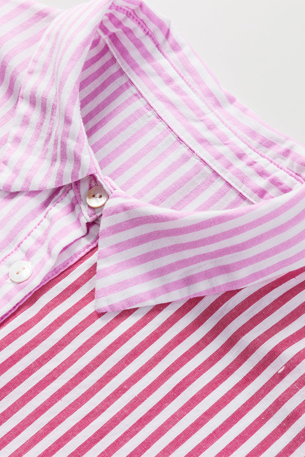 Rosa gestreiftes Patchwork-Hemd mit geknöpftem Rüschensaum