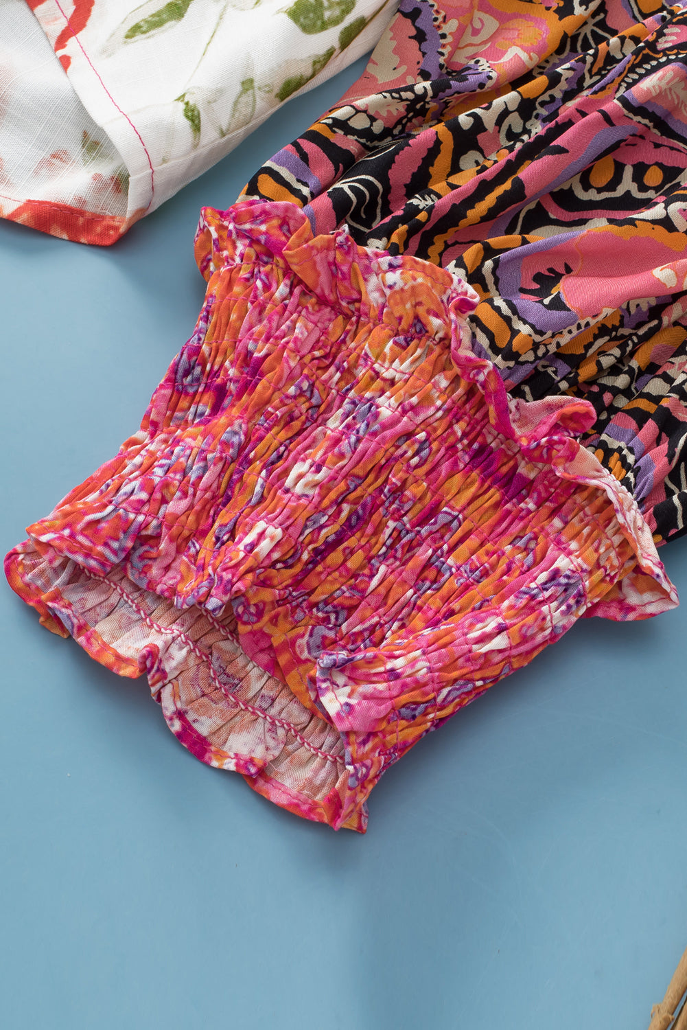 Rožnata večbarvna bluza z gumbi in striženimi manšetami