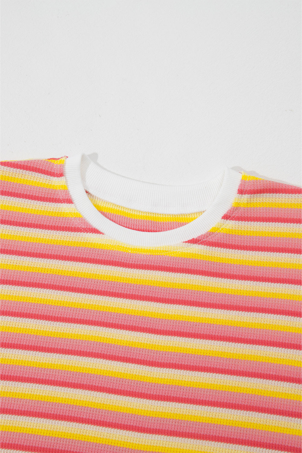 Gelb gestreiftes Regenbogen-T-Shirt mit Quasten, String und weitem Bein