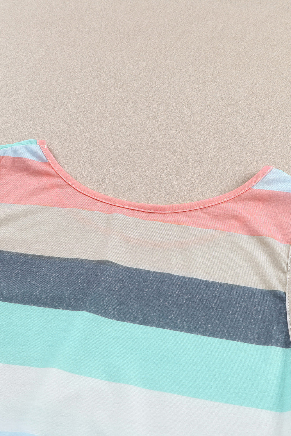 Večbarvna črtasta majica z žepi in patchwork z bleščicami