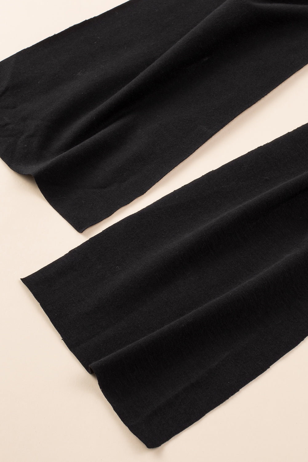Top a maniche lunghe avvolto sul lato con stampa a contrasto nero
