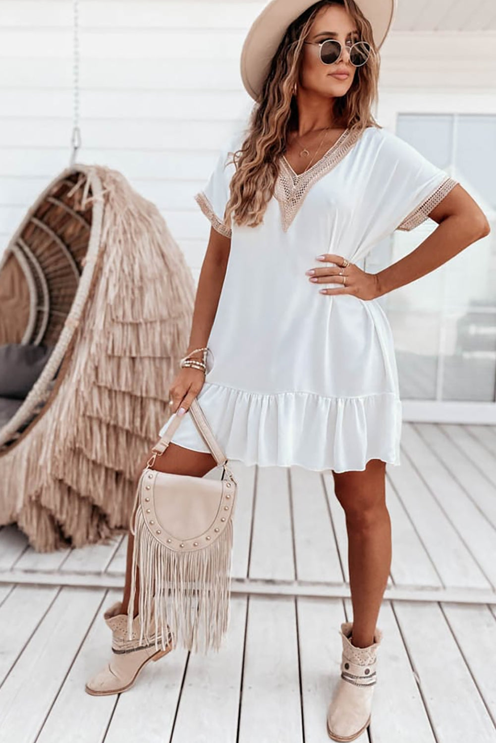 Mini-robe blanche à volants et manches courtes avec bordure en dentelle