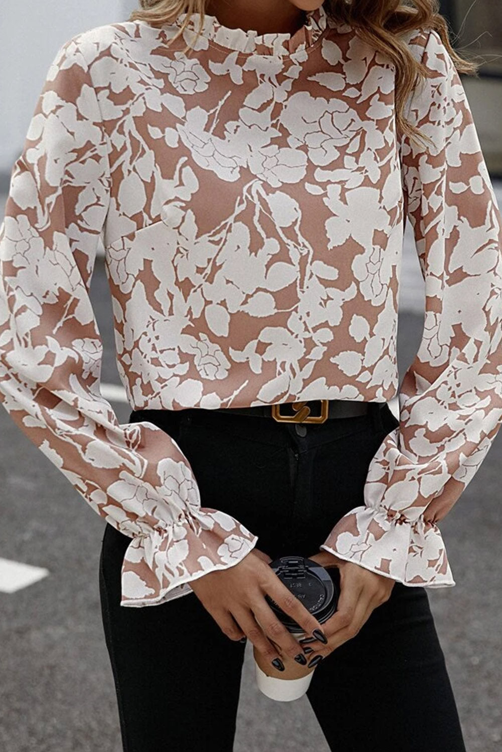 Bela bluza s cvetličnim potiskom in volanskimi rokavi z izrezom