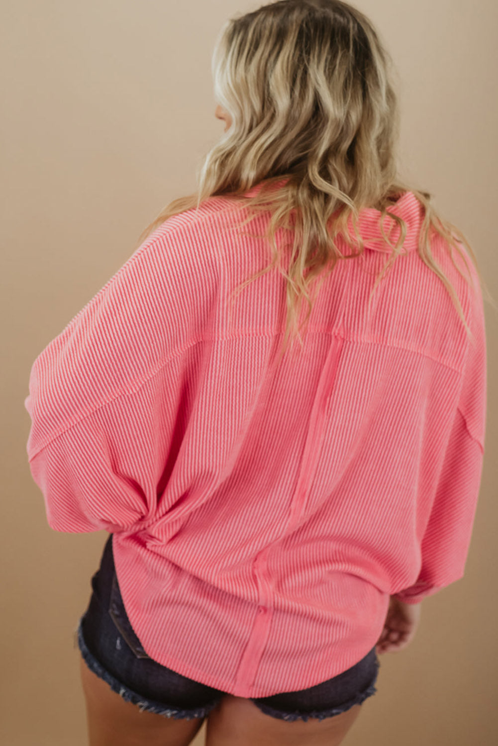 Rožnata majica z dolgimi rokavi in ​​rebrastimi žepi velike velikosti