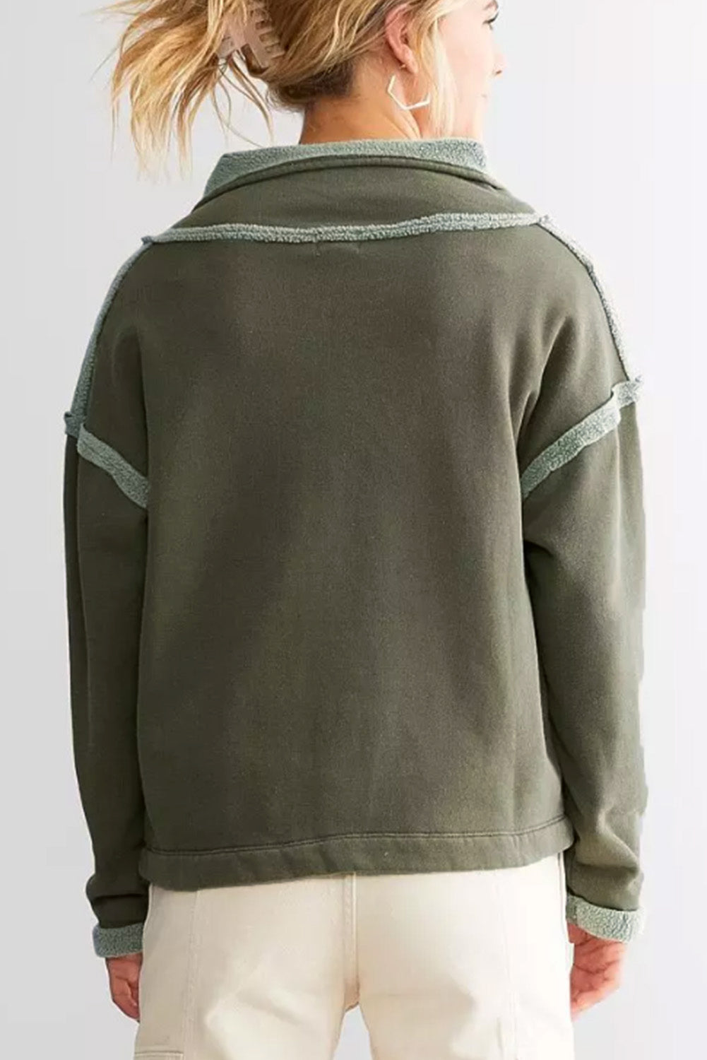 Grünes Fleece-Sweatshirt mit freiliegender Naht und geknöpftem Ausschnitt