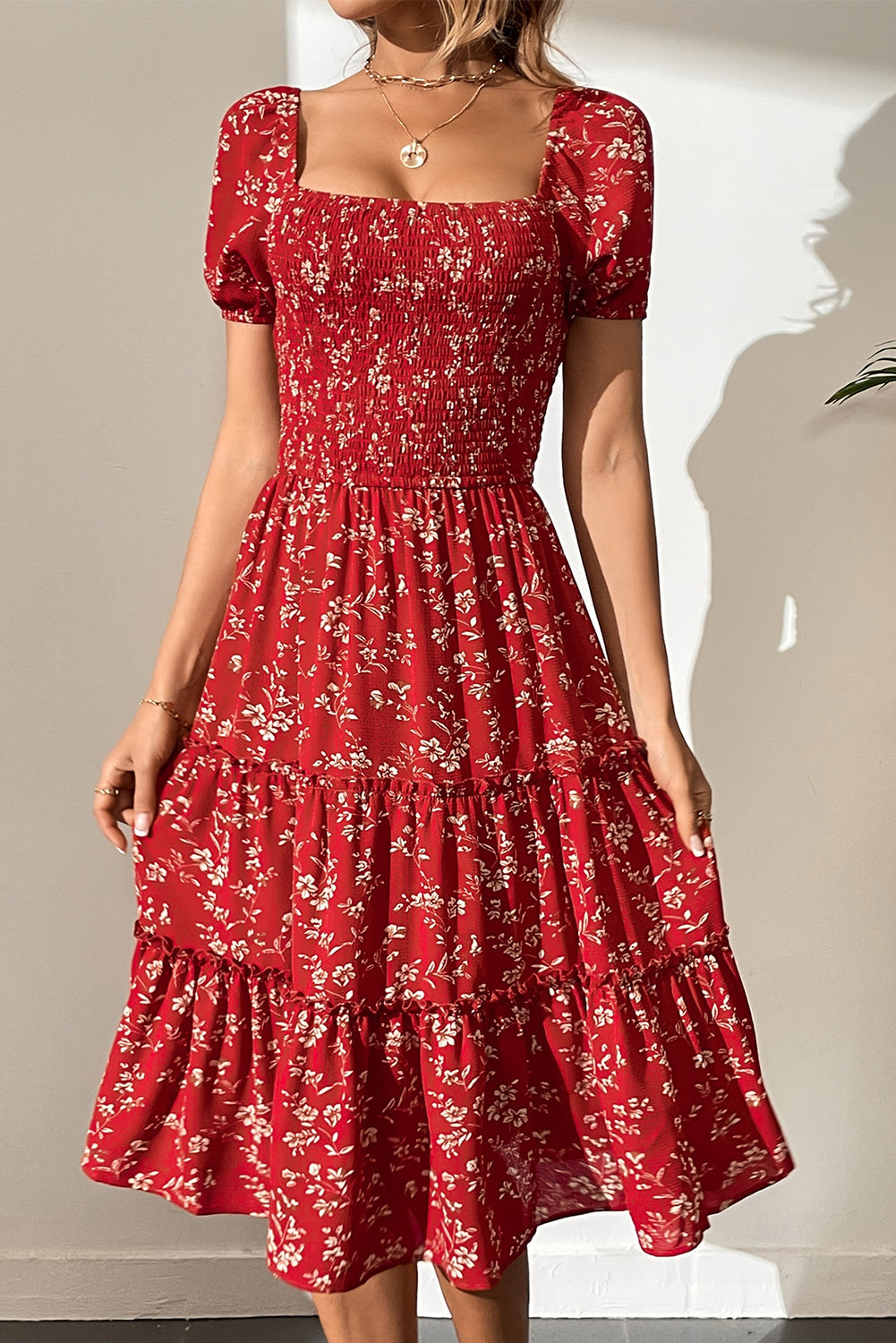 Rdeča midi obleka s cvetličnim izrezom in kvadratnim izrezom, prevlečena z rožicami boho
