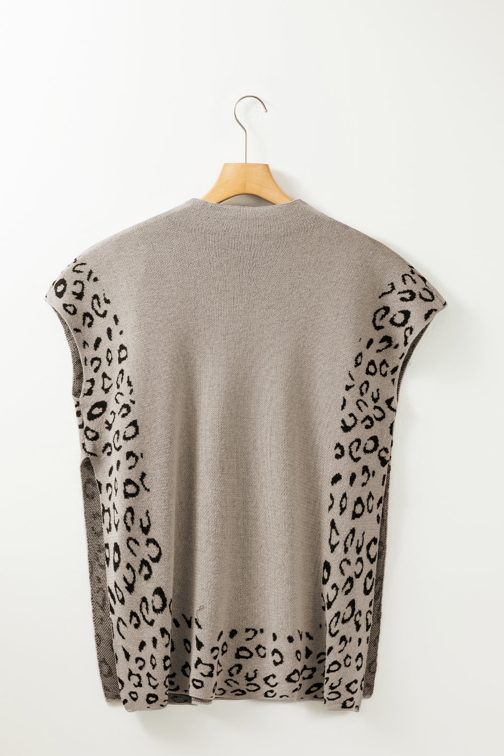 Maglione ampio a maniche corte con collo alto e finiture leopardate grigio fumo