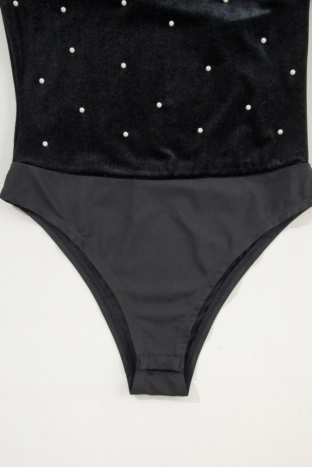 Body con scollo a V a maniche lunghe in velluto nero con perline