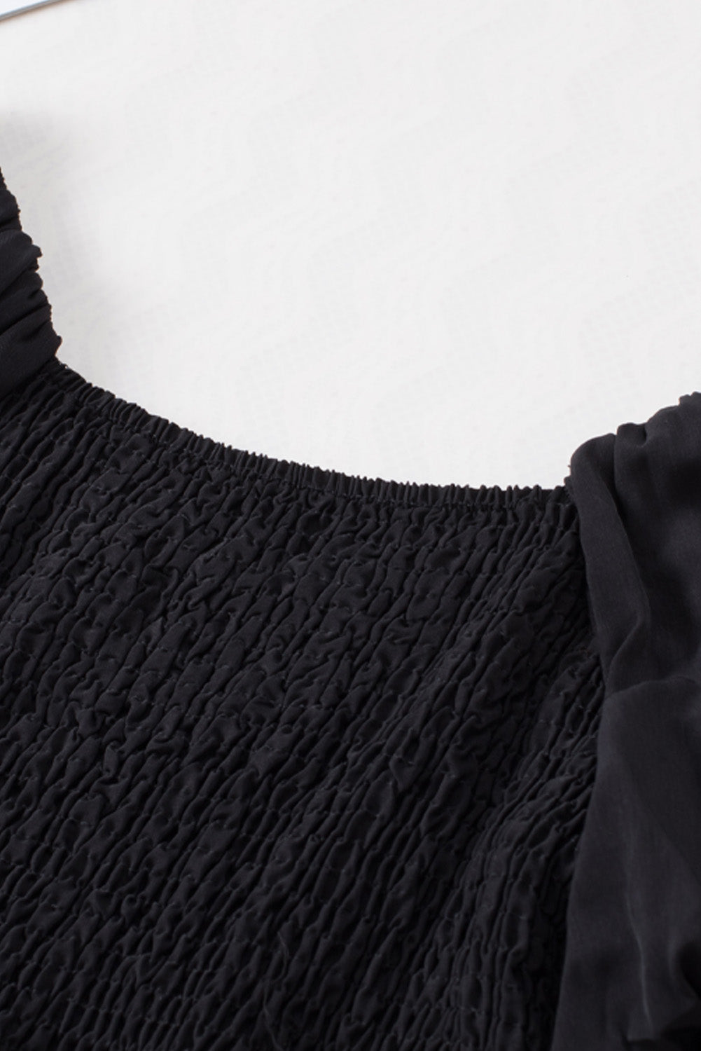 Schwarzes, einfarbiges Boho-Minikleid mit gerafften Rüschen