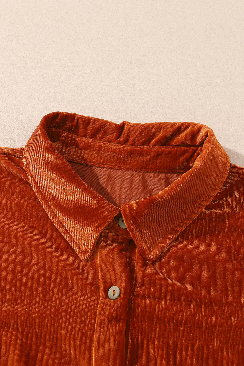Rjava enobarvna teksturirana žametna srajca z gumbi