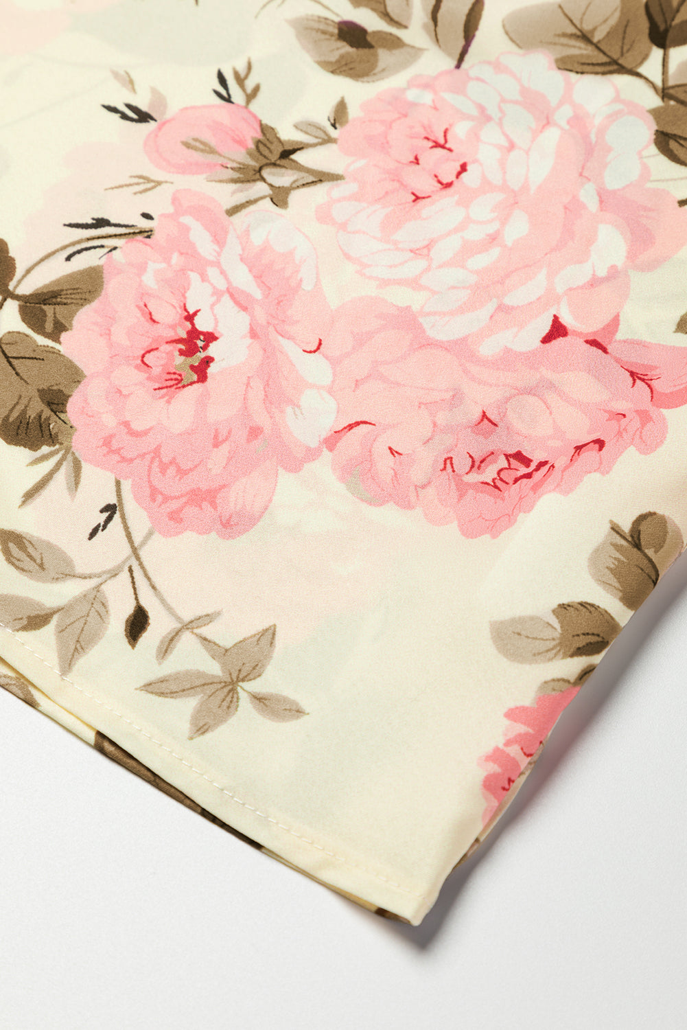 Beigefarbene Bluse mit Blumendruck und Laternenärmeln und V-Ausschnitt