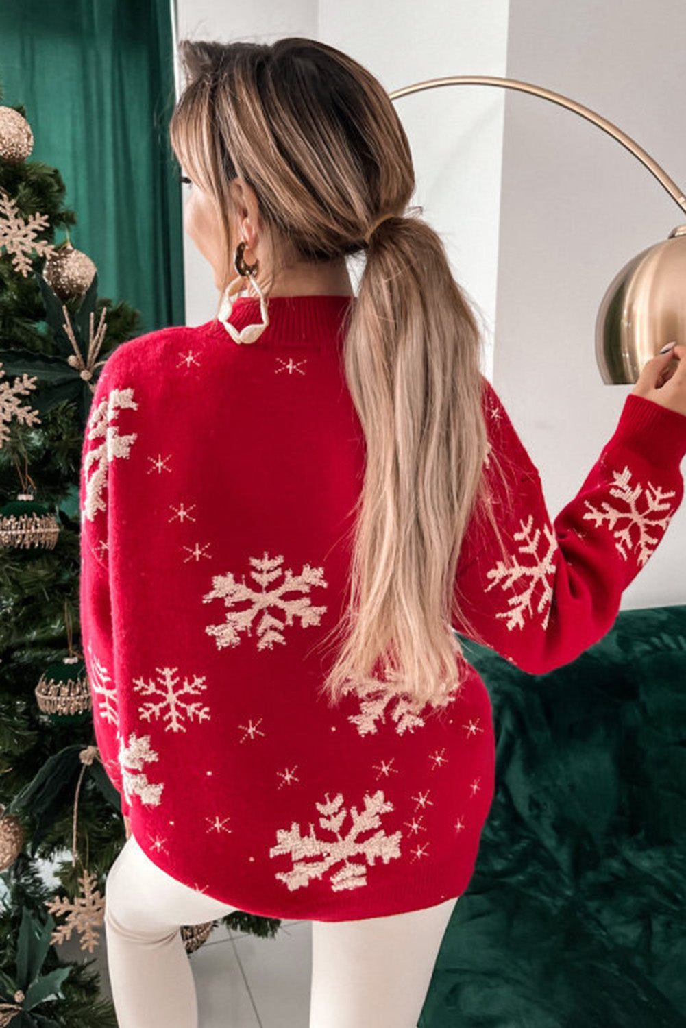 Roter Weihnachtspullover mit Stehkragen und Schneeflockenmuster