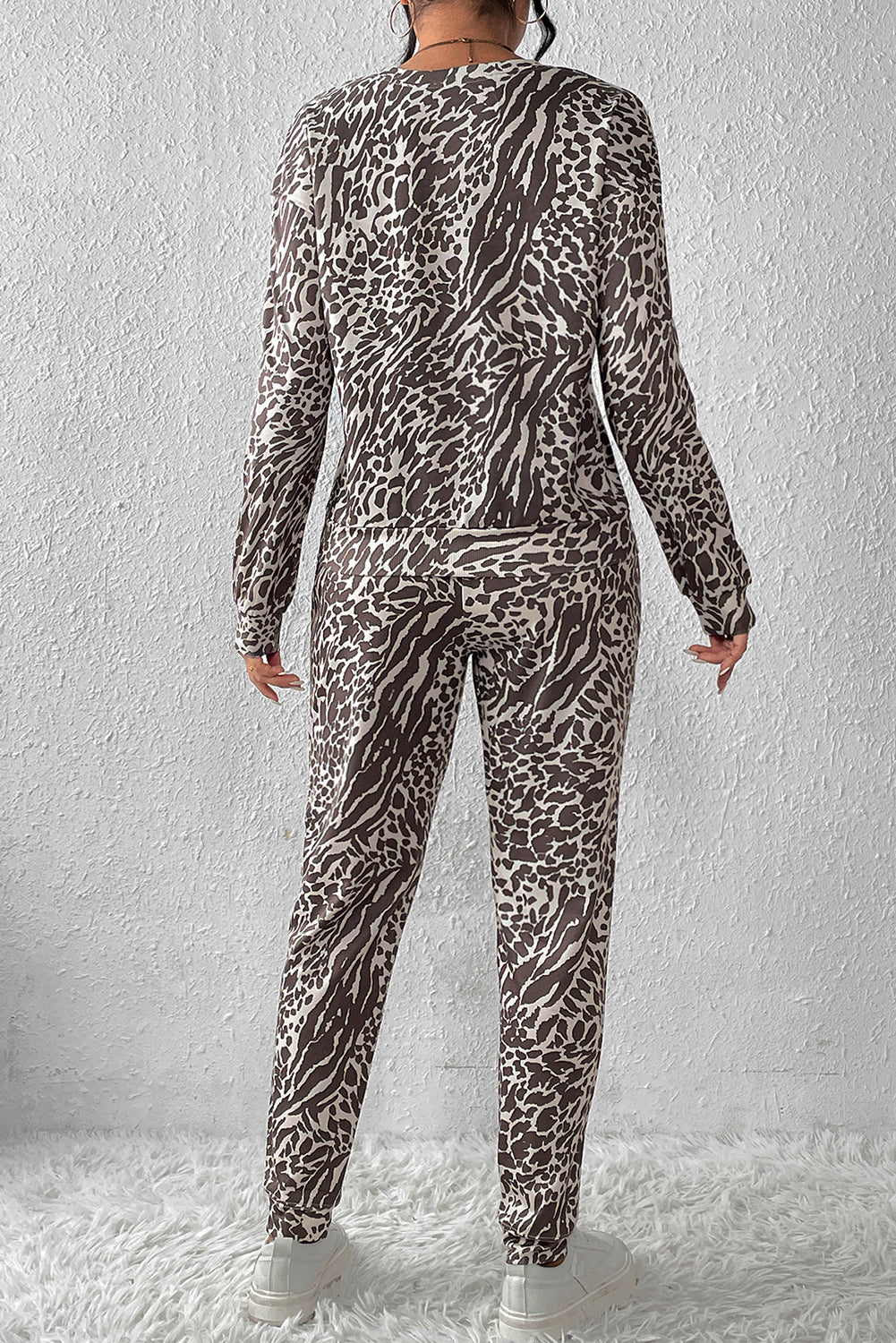 Lounge-Outfit mit Leoparden-Langarmoberteil und Kordelzughose