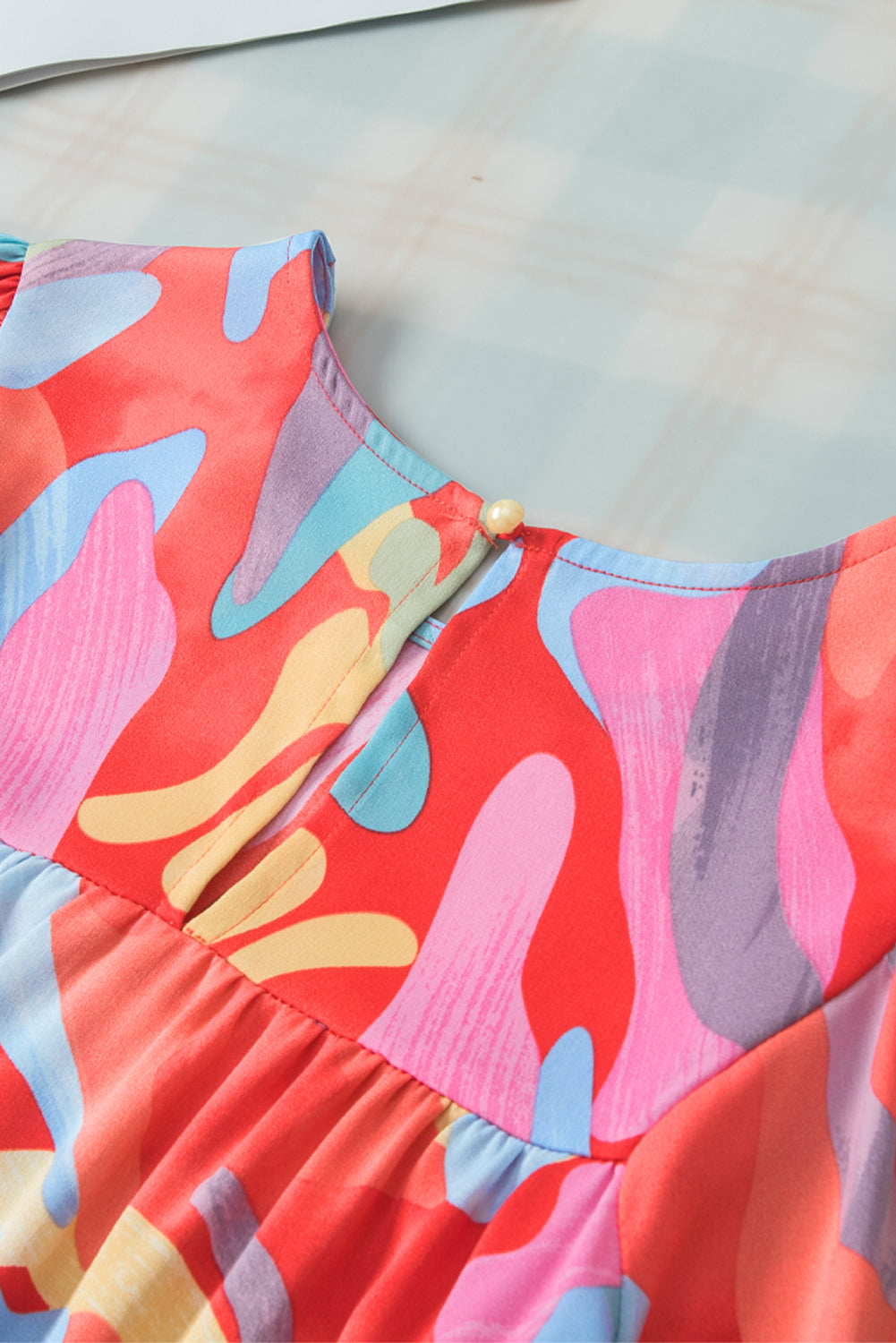 Mehrfarbige Bluse mit abstraktem Muster und weiten Ärmeln und Rundhalsausschnitt