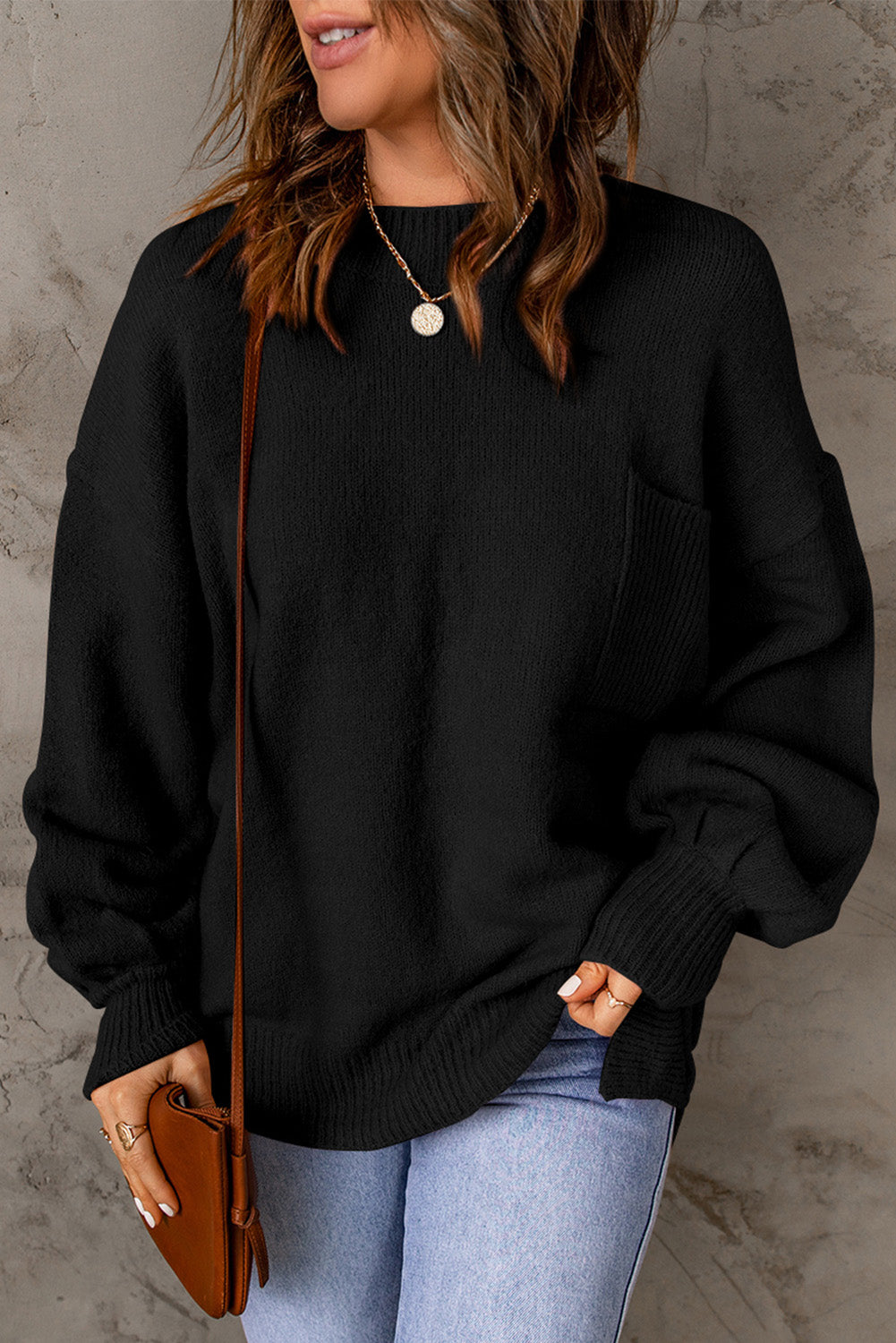 Crni jednobojni pulover s džepovima s puf rukavima
