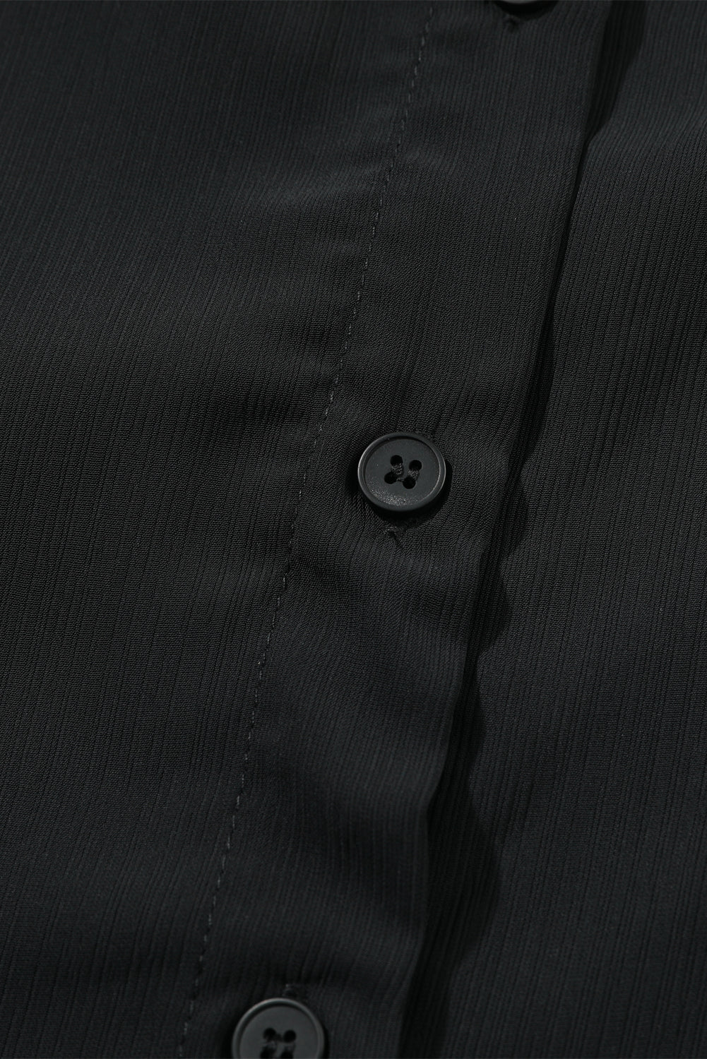 Črna večplastna bluza z naborki in gumbi velike velikosti