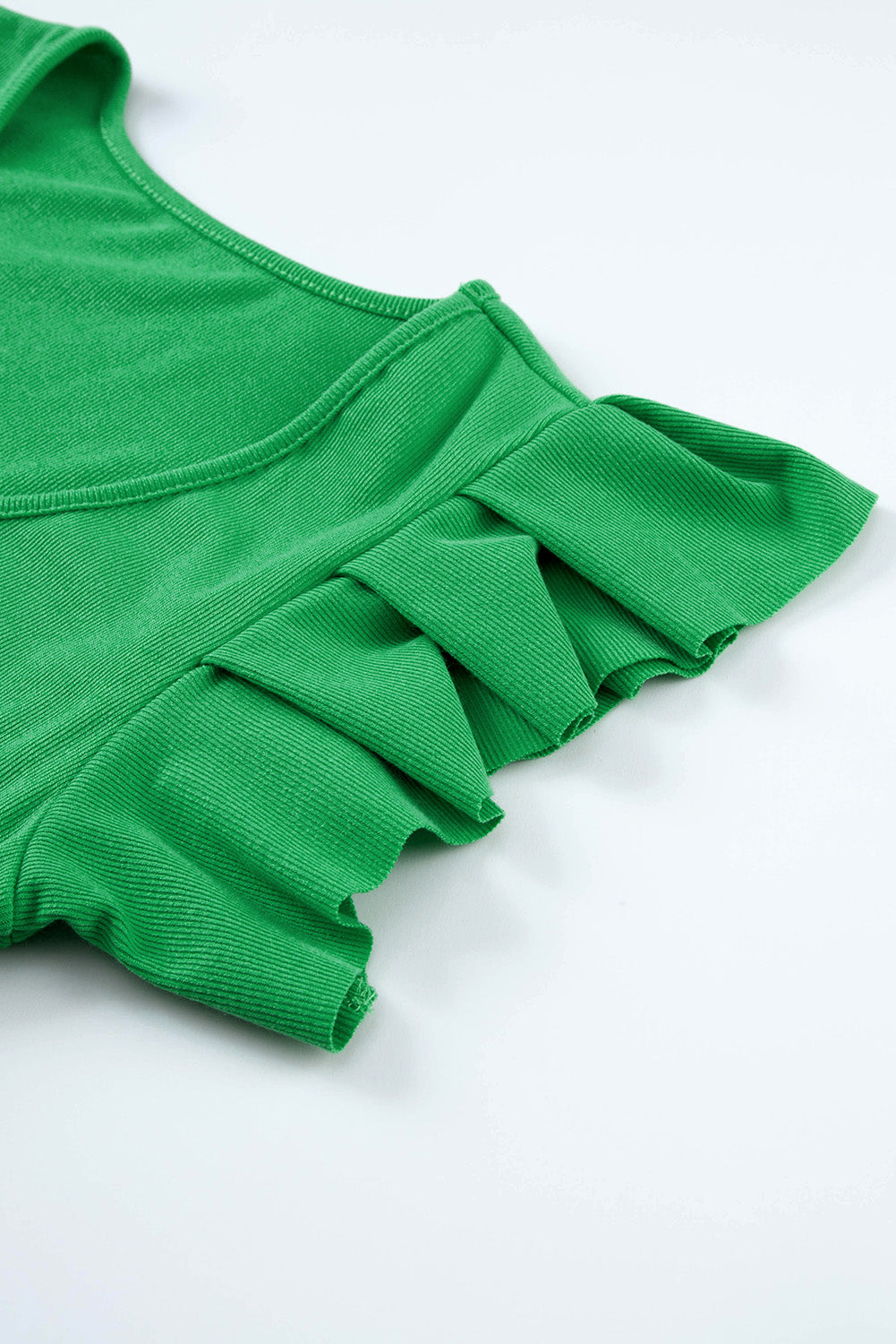 Zelena majica z U izrezom in pletenimi rokavi z naborki