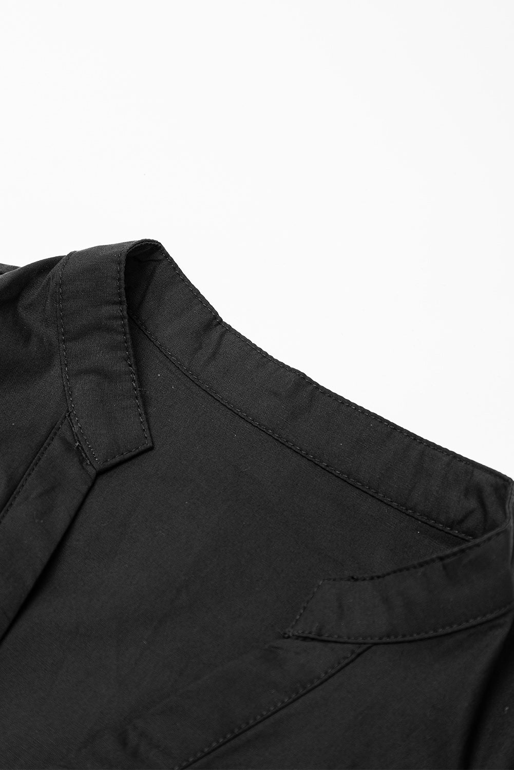 Crna haljina na volane s V izrezom i džepovima