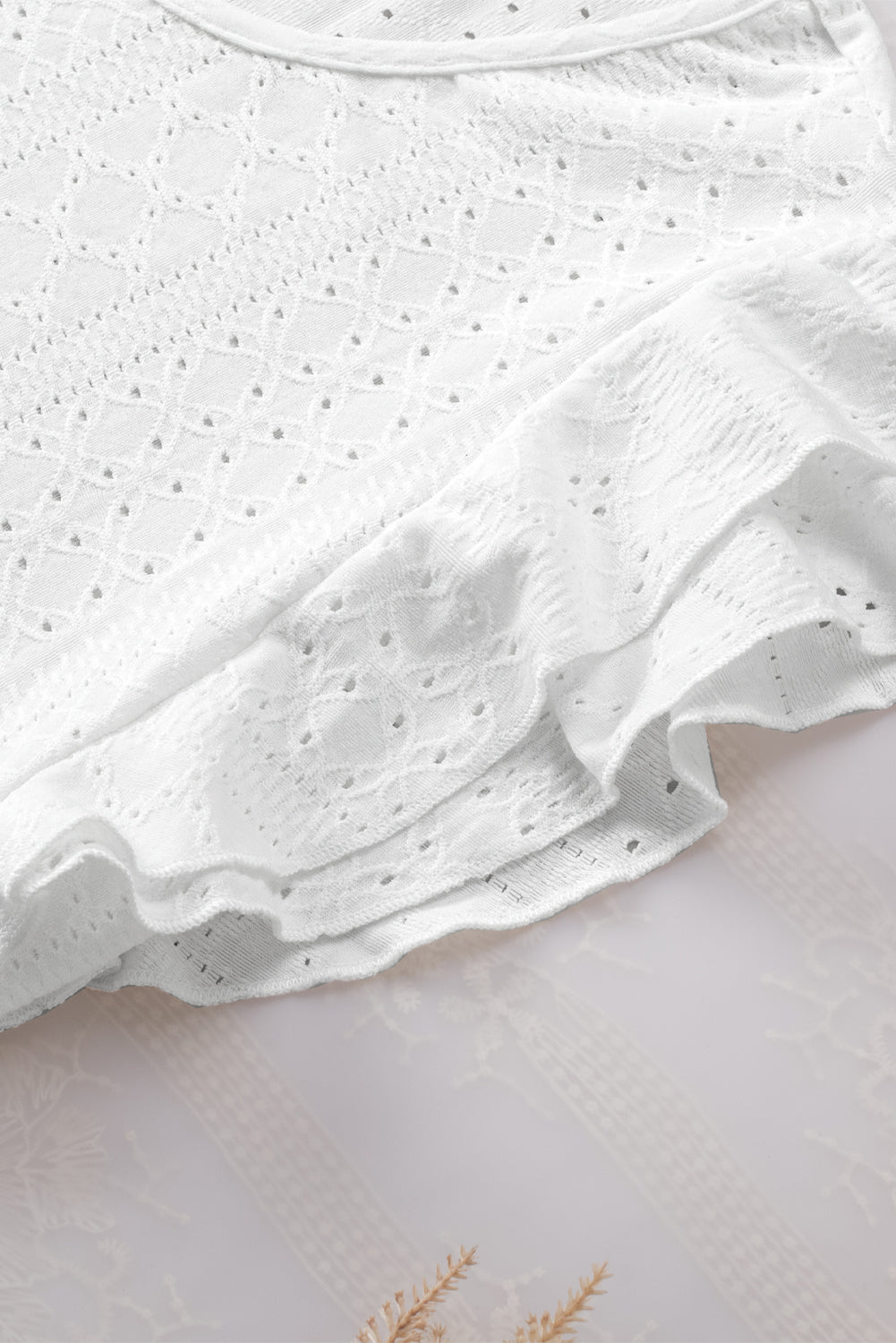 Bijela bluza kratkih rukava s volanima s teksturom romba