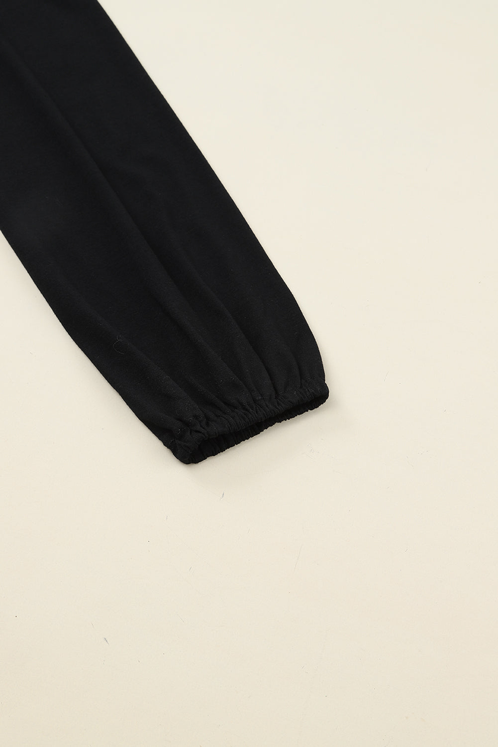 Crna haljina s dugim rukavima visokog struka na kopčanje