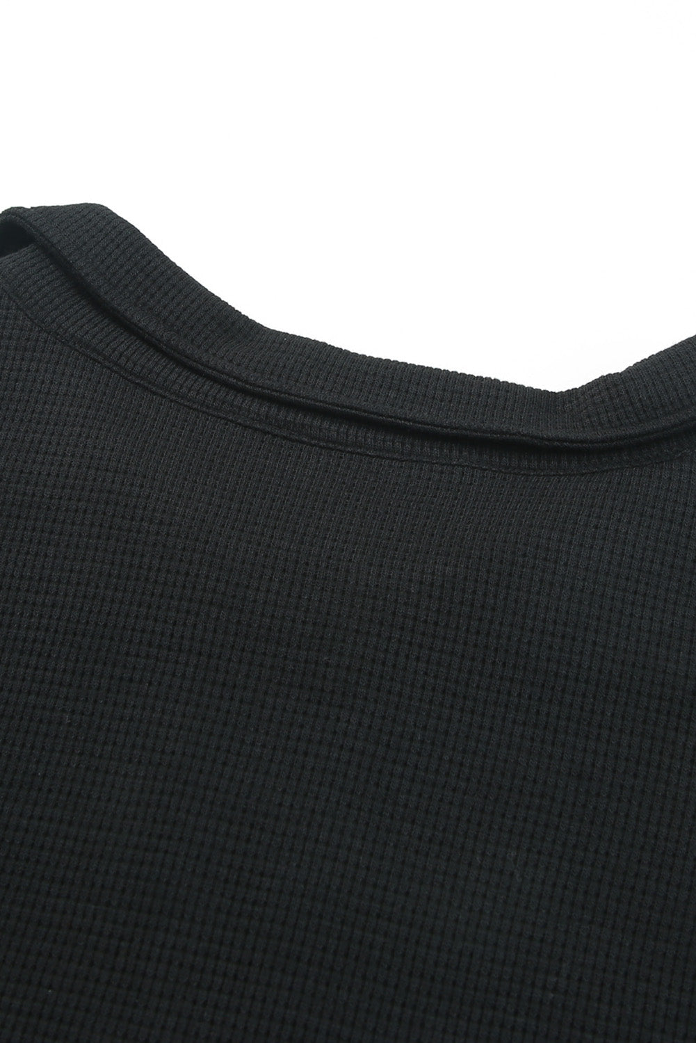 Komplet crne rebraste majice s patentnim zatvaračem i kratkih hlačica visokog struka