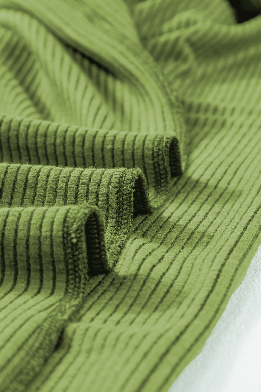 Travnato zelena plafotajoča obleka z rebrastimi rokavi