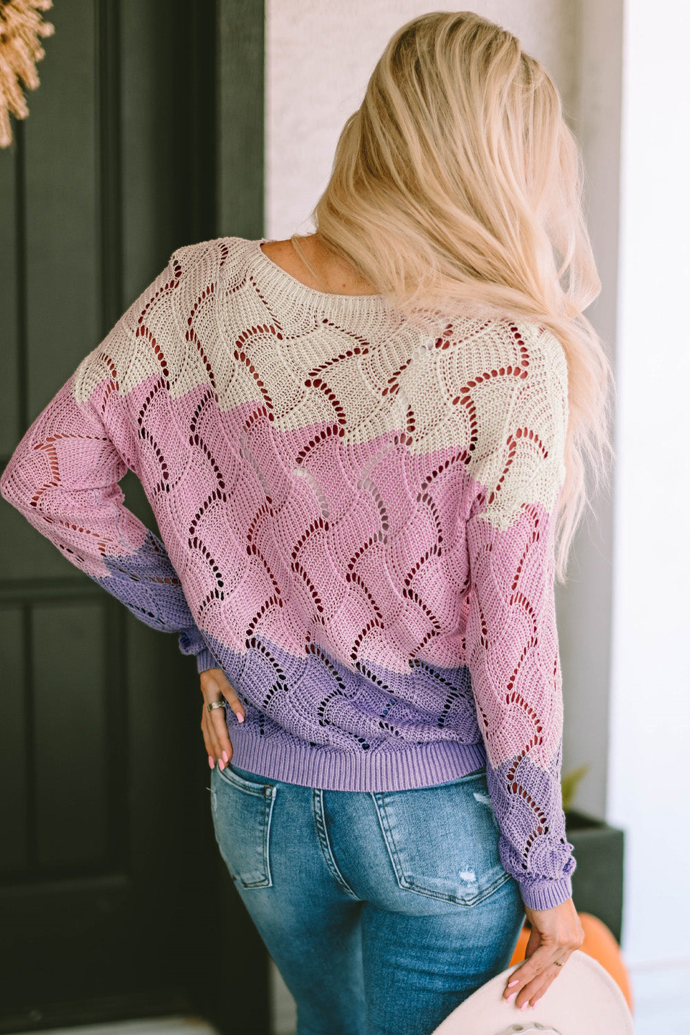 Pleteni široki pulover ružičaste boje blokova