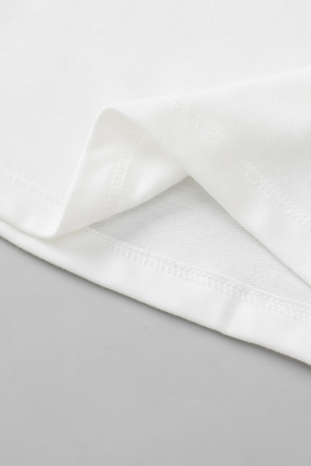 Majica z raglan rokavi z izpostavljenimi šivi v beli barvi