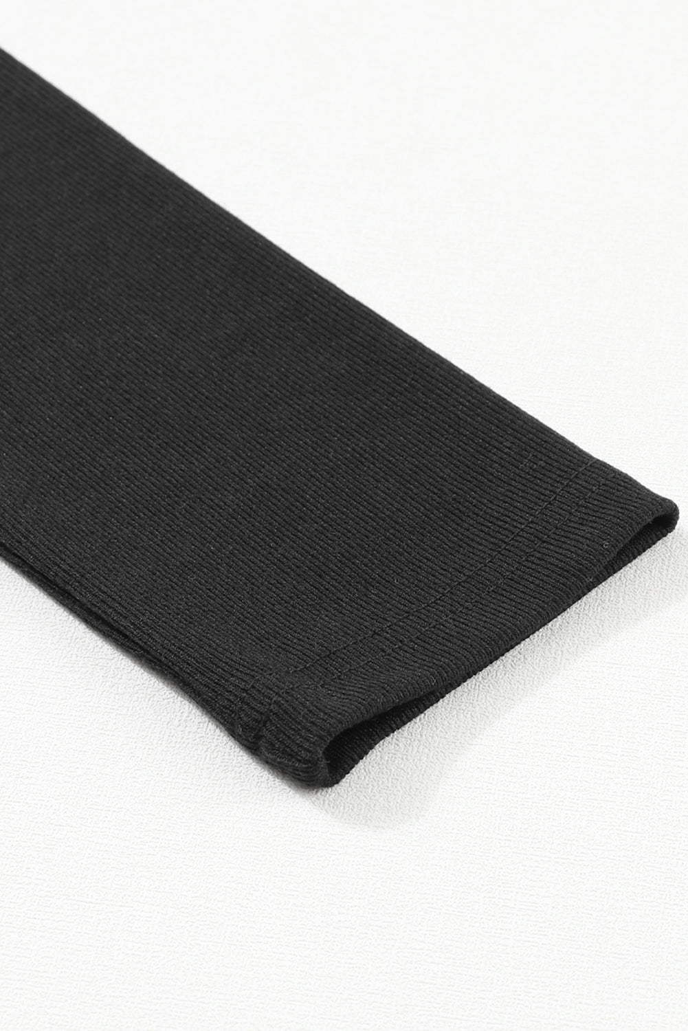 Crna rebrasta Peekaboo majica s izrezima dugih rukava