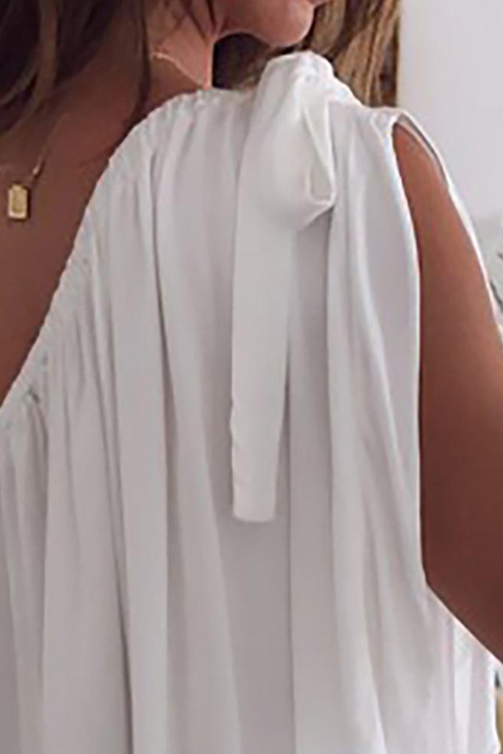 Bela šifonska majica brez rokavov z naborki na eni rami