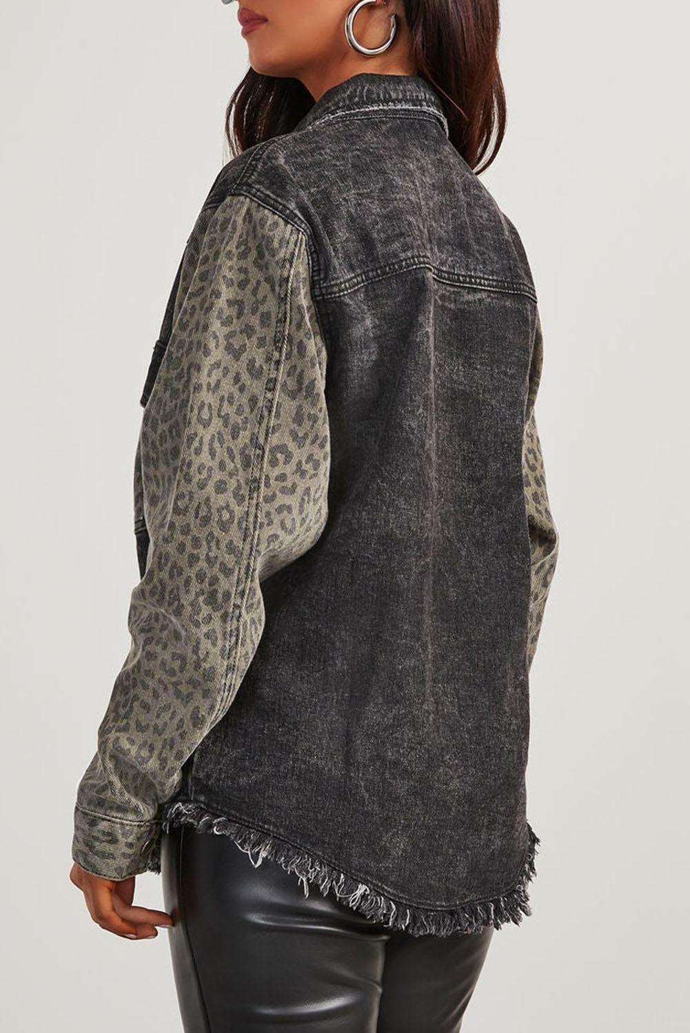 Crna traper jakna s leopard zaštitom i starinskim neobrađenim porubom