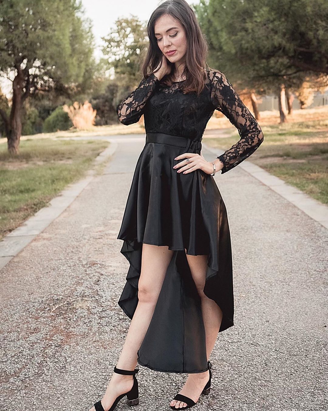 Crna maturalna haljina od čipke dugih rukava, visokog niskog satena