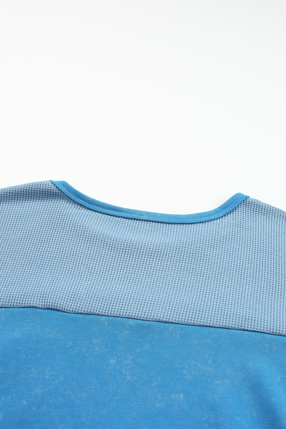 Himmelblaues Waffelstrick-Patchwork-Oberteil mit überschnittener Schulter in Übergröße
