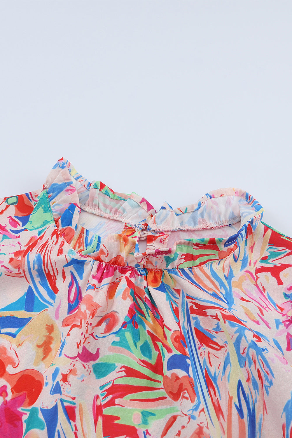 Višebojna apstraktna prugasta patchwork bluza kratkih rukava s volanima