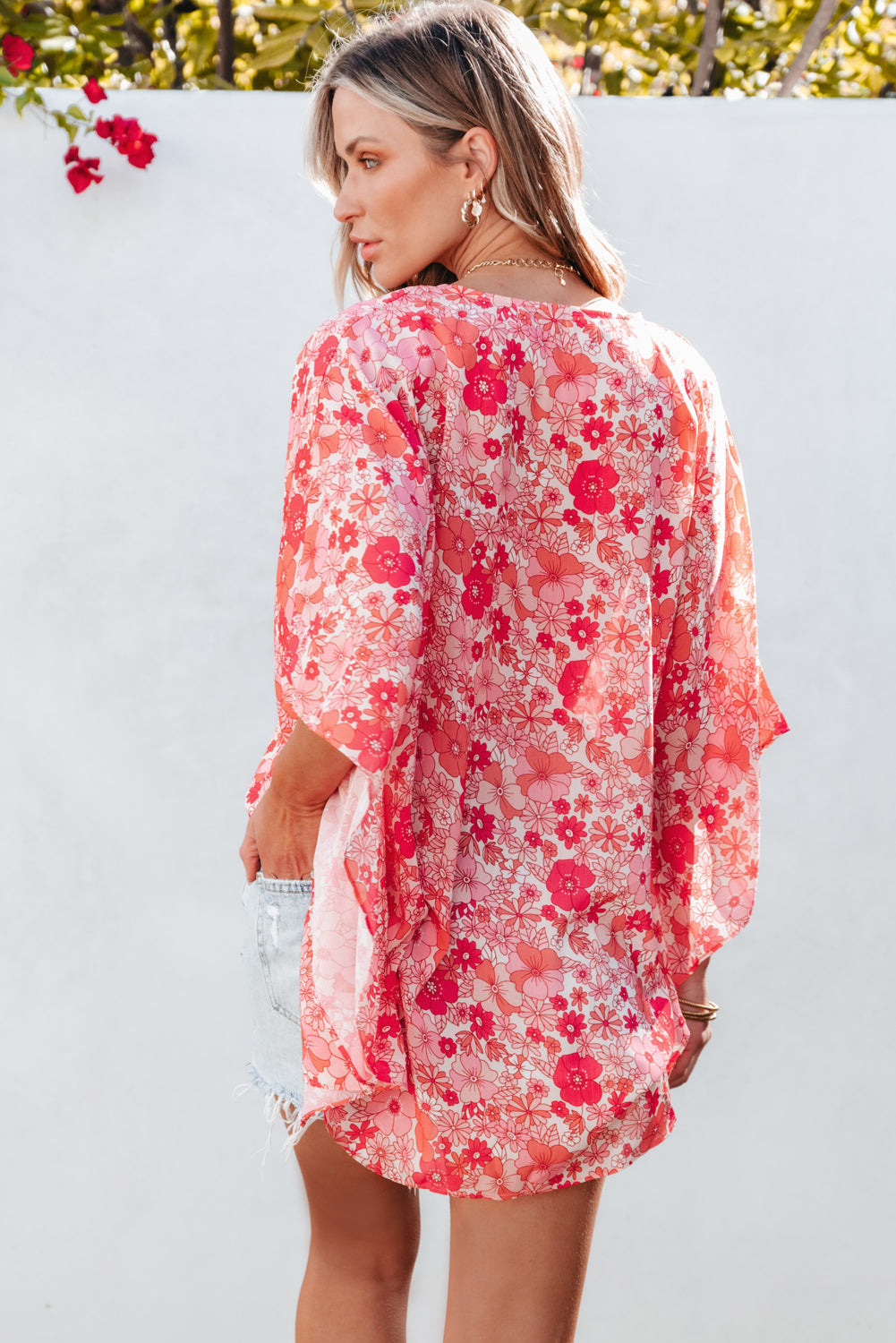Chemisier style kimono rose à col en V et motif floral bohème