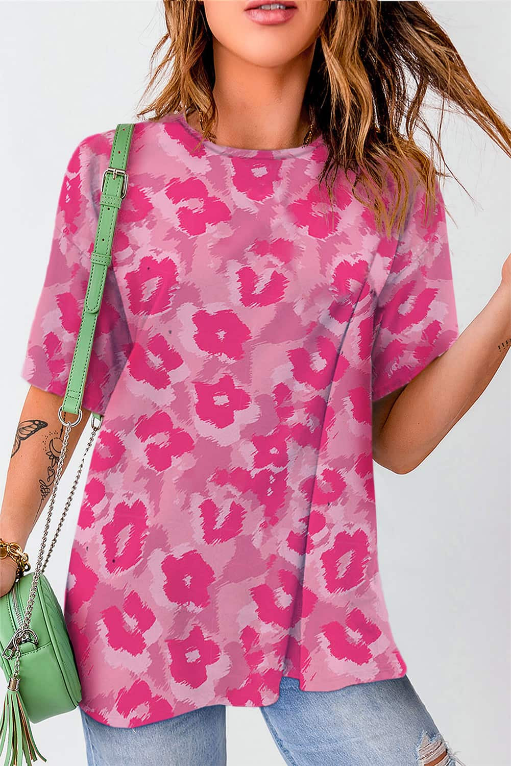 Ogromna majica z roza leopardjim vzorcem s pol rokavi