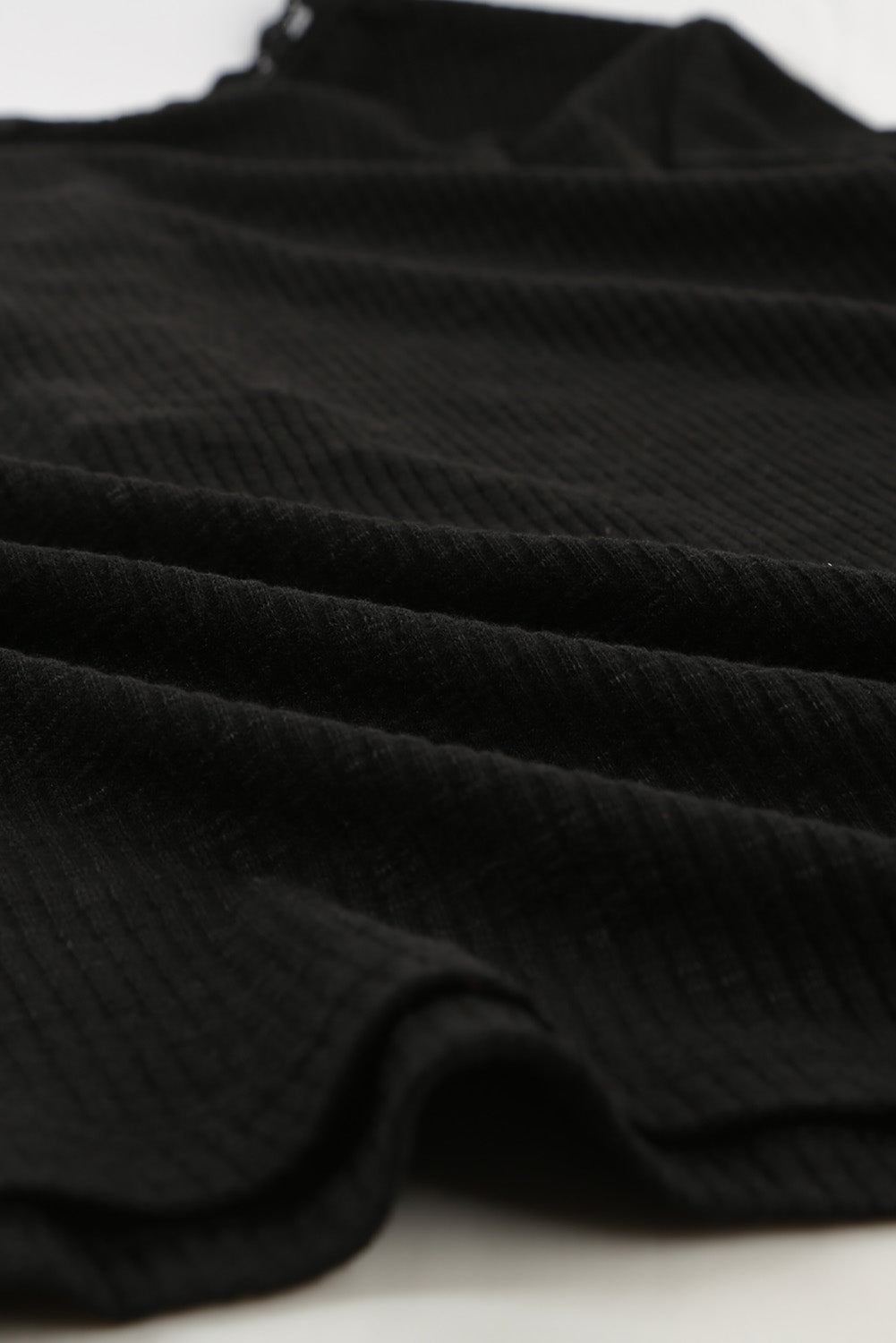 Haut noir à manches courtes en tricot côtelé boutonné