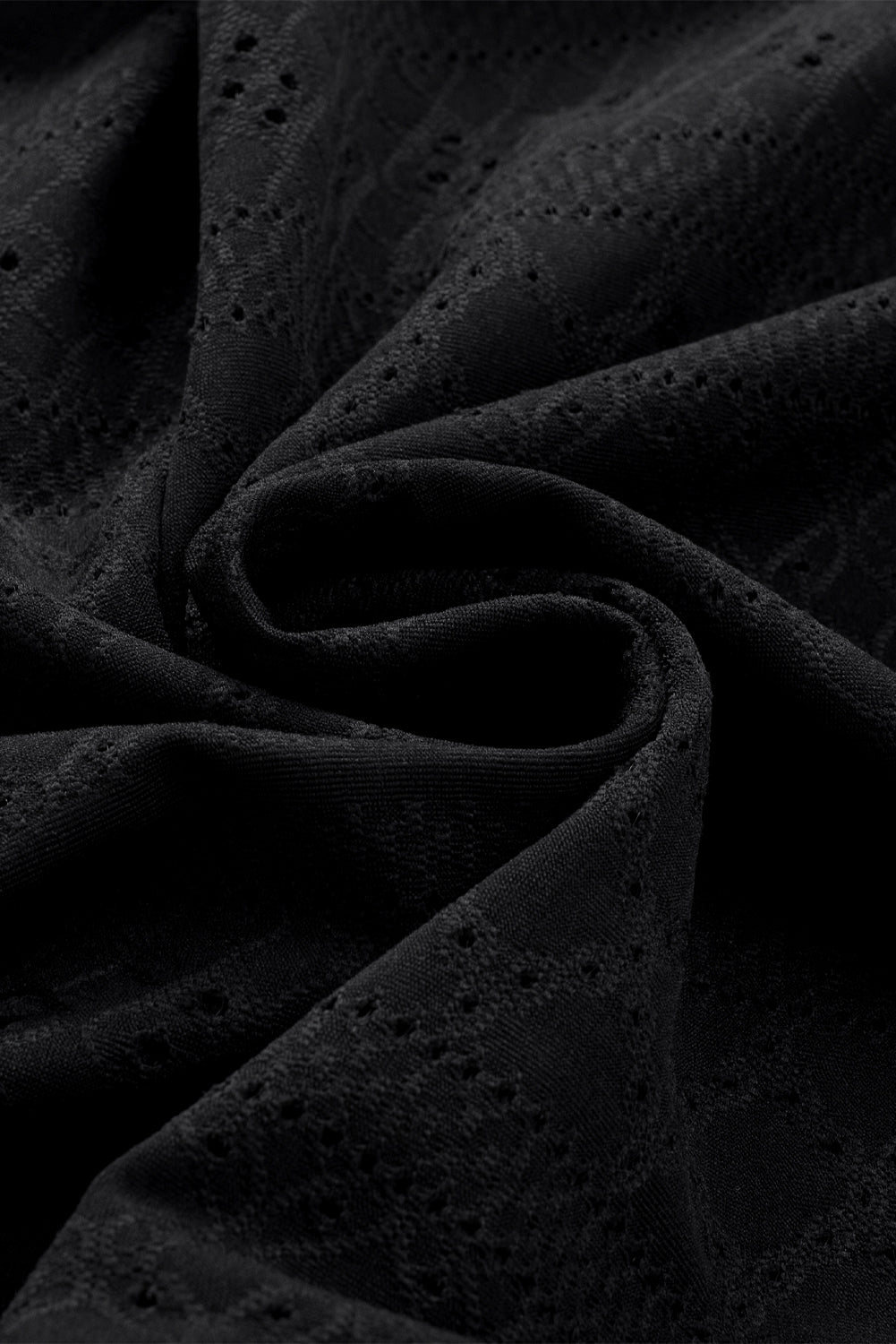 Schwarze, kurzärmlige Bluse mit Rautenmuster und Rüschen