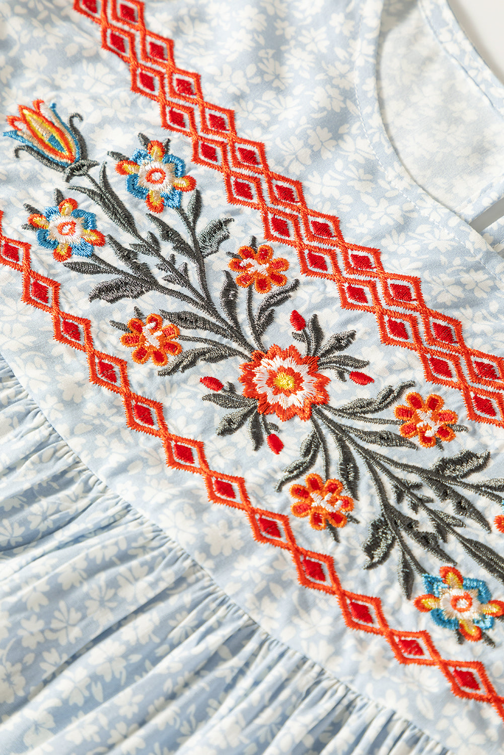 Himmelblaue Boho-Bluse mit besticktem Blumendruck und Flatterärmeln