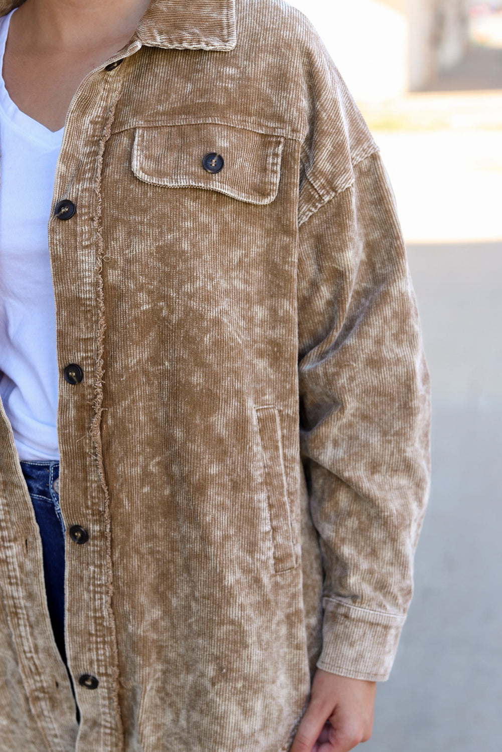 Khakifarbene, übergroße Vintage-Jacke in Distressed-Mineral-Waschung