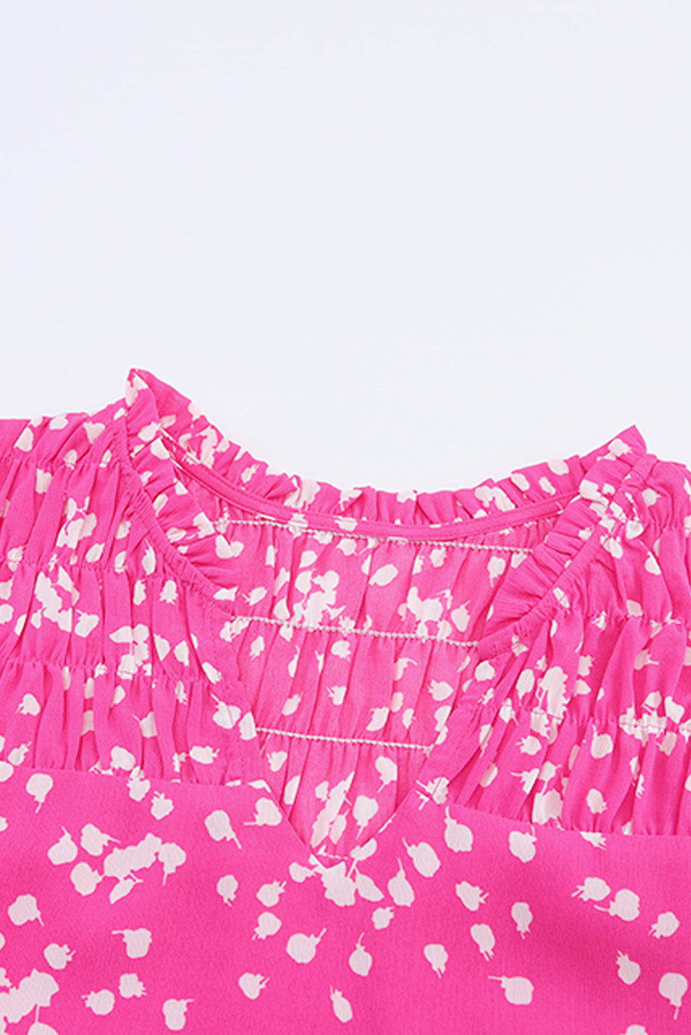 Ružičasta jesenska bluza s naboranim uzorkom s podijeljenim ovratnikom