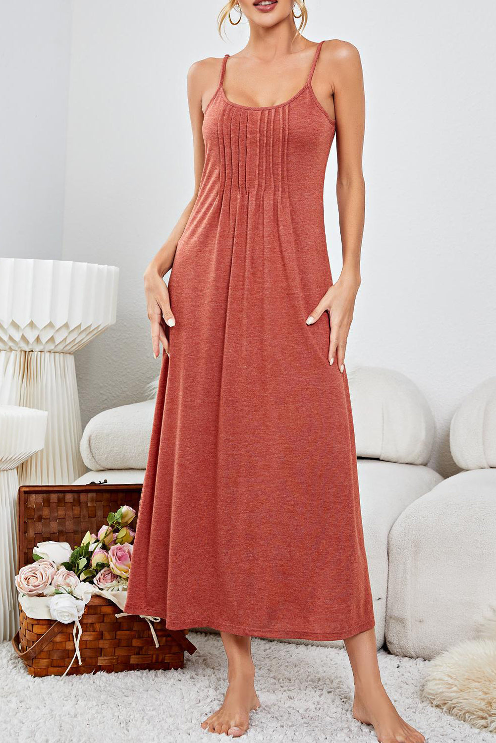 Duga salonska haljina s naborima na naramenice od crvene gline