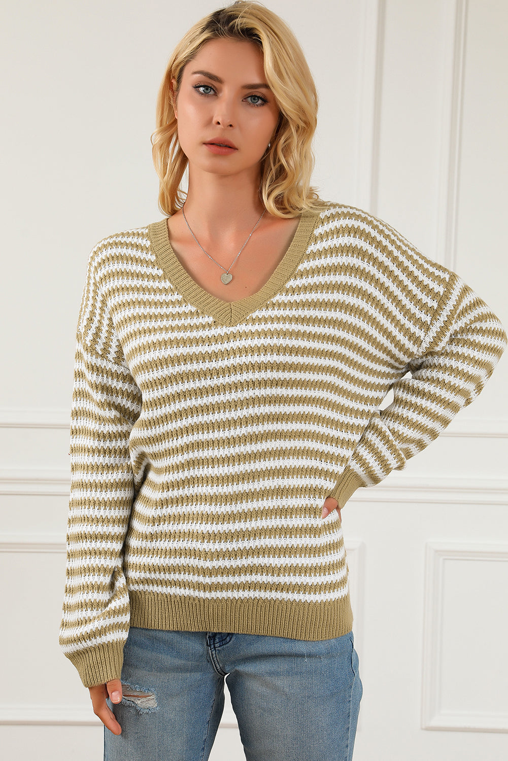 Kaki eleganten pleten pulover z v-izrezom in spuščenimi rameni
