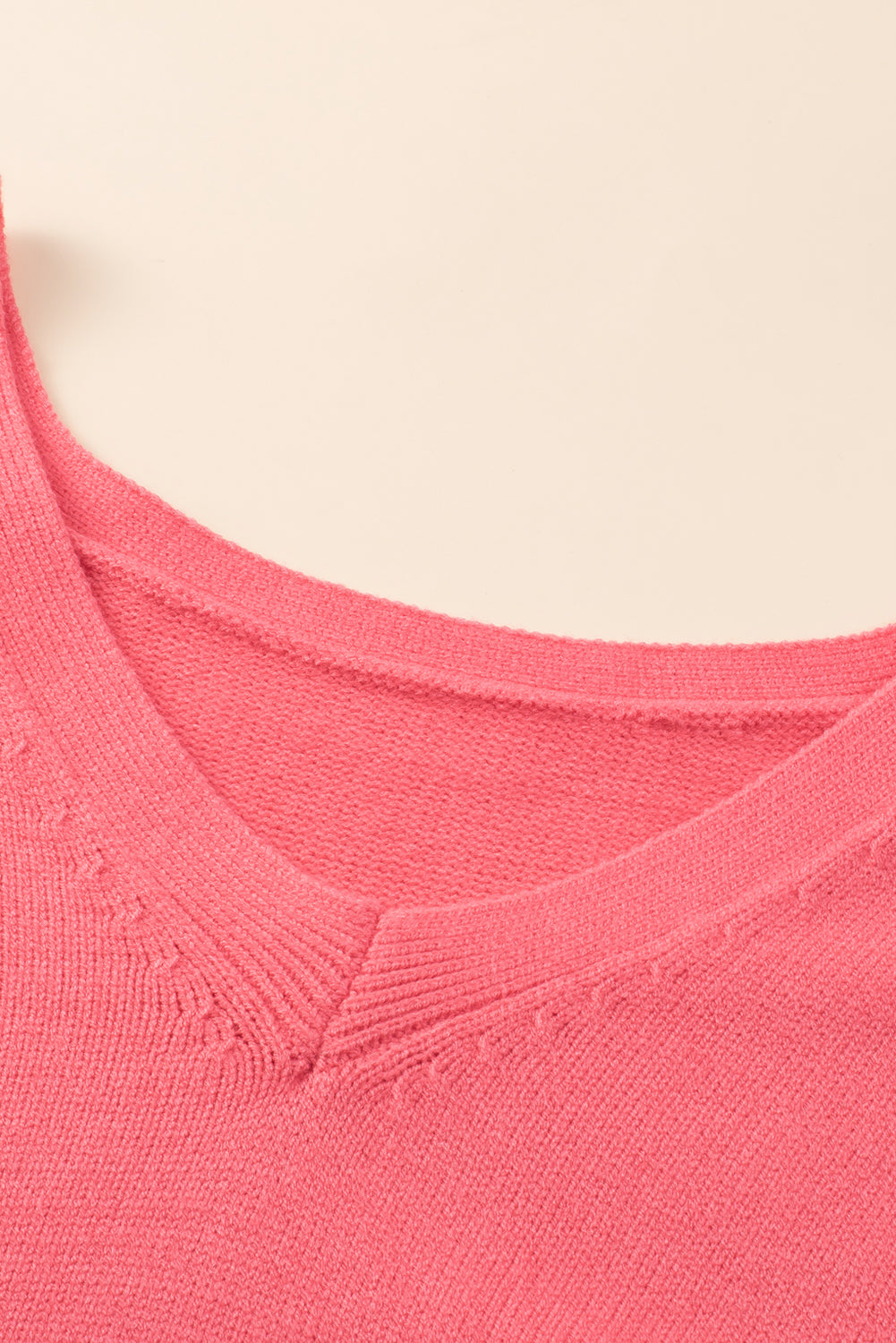 Rožnat pulover velike velikosti z v-izrezom in spuščenimi rameni