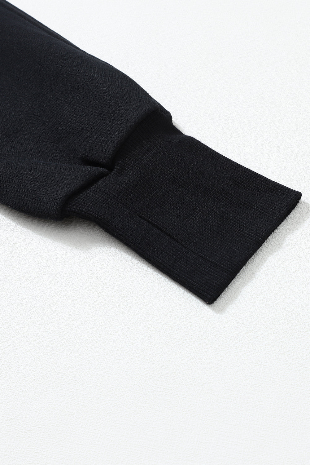 Sweat-shirt noir côtelé à col montant et manches avec trou pour les pouces